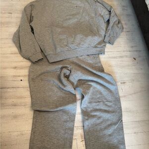 ALO Yoga Gray Sweatpants and Sweatshirt Set